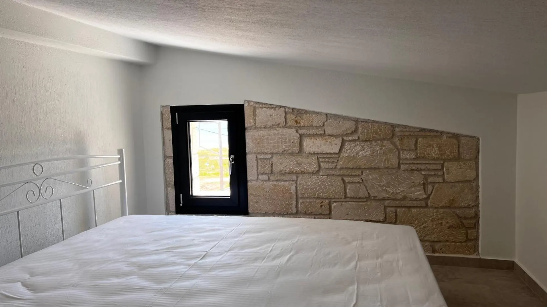 White Pearl Apartments Flogita
