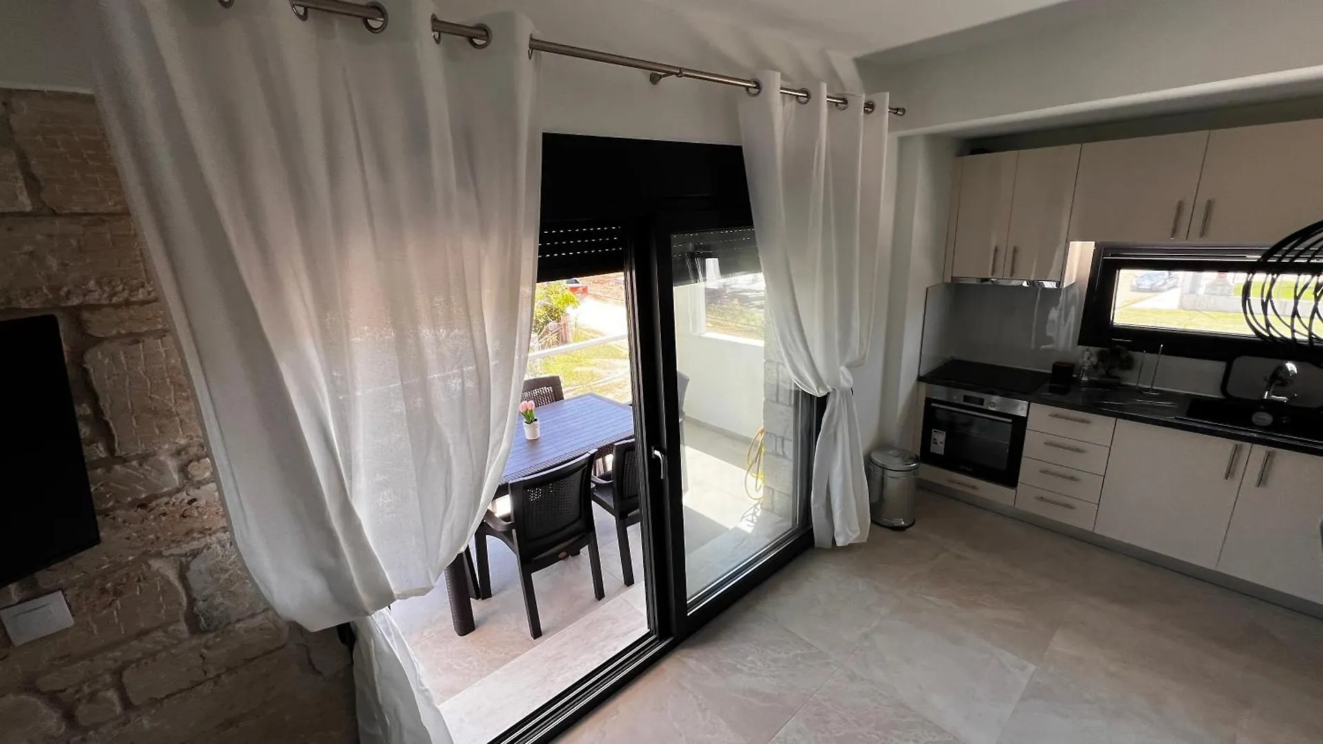 White Pearl Apartments Flogita