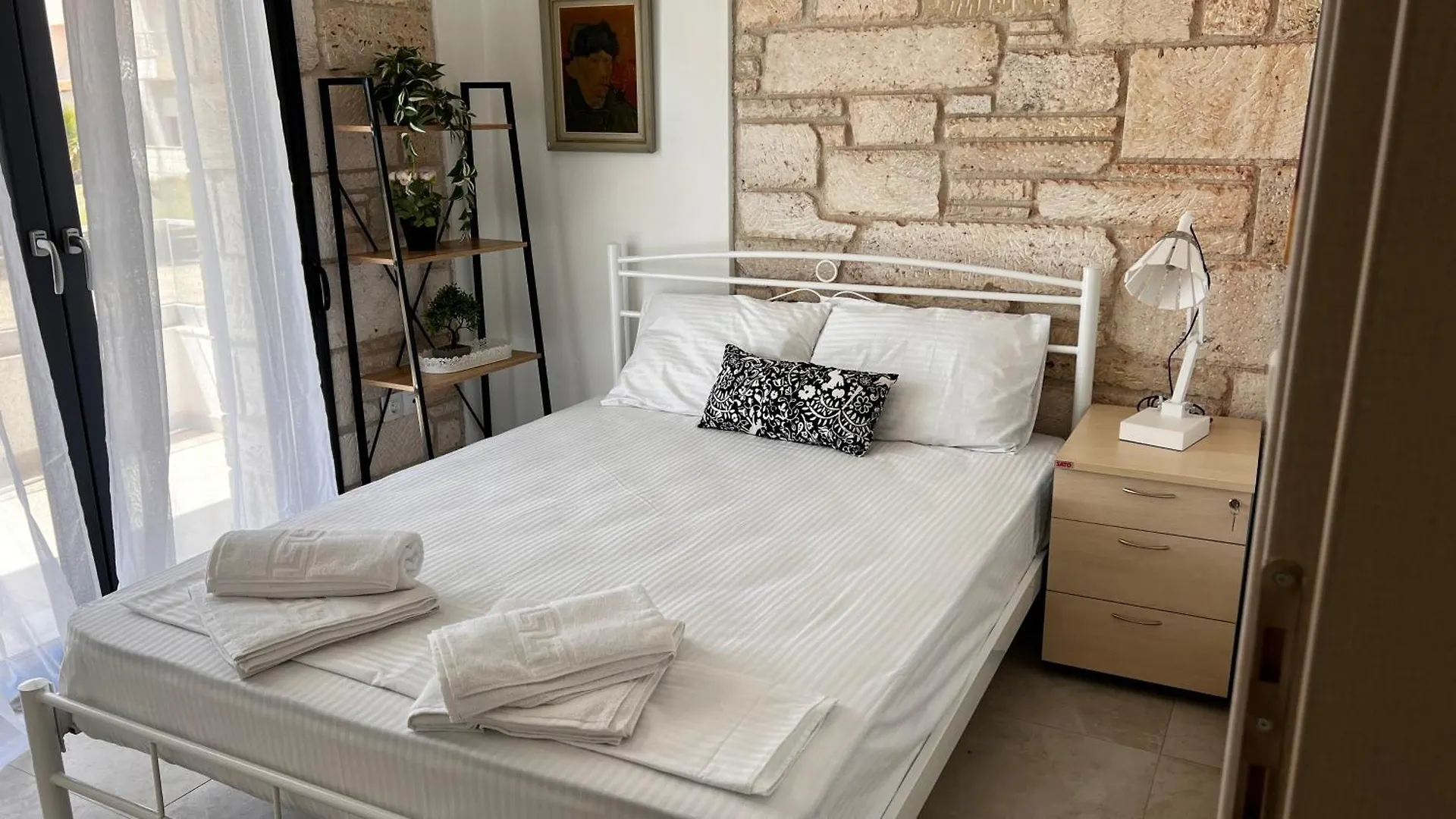 White Pearl Apartments Flogita
